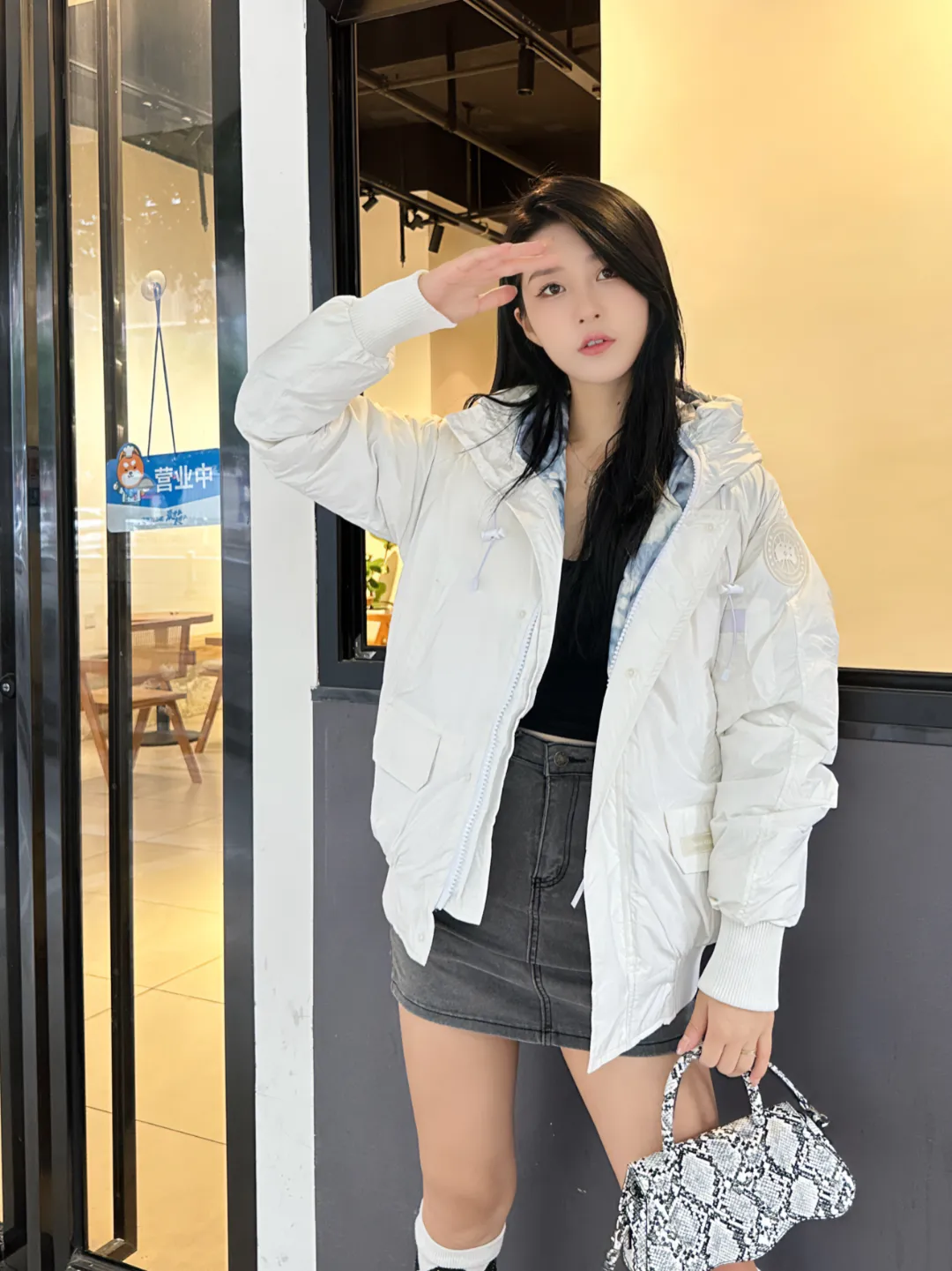 P860 Big Goose 01 Glacial White Label Down Jacket Canada Goose Canada Goose FW21 Chilliwack Series Glacial Haze White Label 01 Pilot Solid Color Hooded Down Jacket Down Jacket Winter Unisex Description: The Chilliwack bomber jacket was originally designed for pilots in uninhabited areas in northern Canada. It is durable, warm and easy to move, which can meet the needs of pilots working in the Arctic waterways. Chilliwack's iconic style remains popular and is a popular jacket from Canada Goose. The Northern Lights capsule collection is reimagined in rich hues inspired by the stunning colors of Canada's north. The Glacial Haze capsule series is improved with an eye-catching and layered color series, giving people the feeling of being caught in the mist around icebergs and glaciers. Material list: 1⃣ Original custom-made double plain 9500-100% nylon nylon fabric 2⃣ Original YKK zipper, not a sub-factory product 3⃣ National standard 80% widely inspected white duck down, (ZP uses 80% white duck down/everything that boasts 90% is fake) Material analysis characteristics: 1⃣ Original factory/9500-100% nylon100% nylon Lurex yarn is actually 100% nylon. Nowadays, there are few pure ones. Most of them are mixed with cotton or polyester. Our top-quality original version is developed in accordance with ZP and uses the same material. 2⃣ As we all know, the original version uses 80% white duck down. The fill power refers to the cubic inches of volume occupied by each ounce (30 grams) of down under certain conditions. If one ounce of down occupies 500 cubic inches, the fill power of the down is 500. So we can simply understand it as: fill power is the volume of down, and the volume of down is fill power. The higher the fill power of down, it means that under the same filling amount, down can fix a larger volume of air layer to keep warm and insulate, so the warmth retention of down is better. Summary: Note: In order to maximize profits during the production process, some businesses add toxic waste silk, 50 velvet, hand-feel velvet, etc. to clothes! But on the outside of the clothes, good fabrics are used. It is said to be 90% white duck down at purchasing agent level, or even more exaggeratedly said to be 90% white goose down, to fool the layman! (You can consult the official Big Goose. All authentic styles are made of white duck down.) I will also teach you a more practical trick: buy an authentic product from Tmall, and at the same time buy a piece of clothing from a merchant you trust, and come back to compare the details. (Tmall offers 7-day no-reason returns and S+ offers 15-day no-reason returns without affecting secondary sales.) ⚠️ Remember, you get what you pay for! Don't be greedy for small gains, or you will suffer big losses! Every customer is welcome to ask questions and we will continue to improve product quality and service! Product color: black, white, dawn blue, mood blue Size: S, M, L, XL, XXL